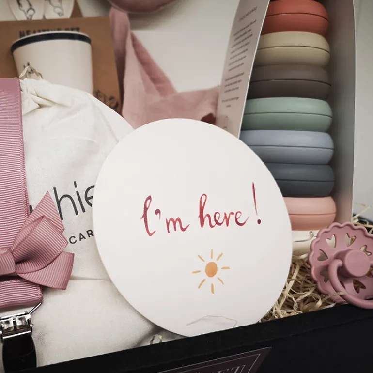 Babyshower - gavekurv med luksusforkælelse til den lille babypige