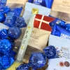 Blå gavekurv til Fars Dag med keramikflag og søde sager