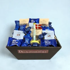 Blå gavekurv til Fars Dag med keramikflag og søde sager