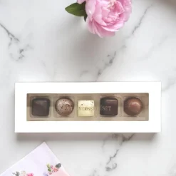 Chokoladegaveæske med 5 fyldte chokolader, Delikatessehuset
