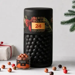Familie Julekalender 2026 fra Lakrids by Bülow inkl. gratis Classic lakrids (værdi 99,-)