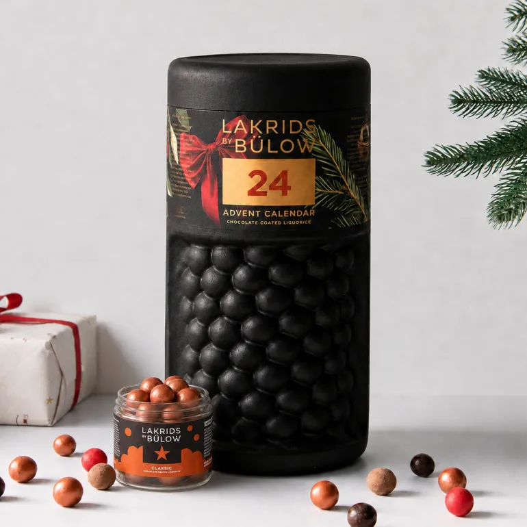 Familie Julekalender 2026 fra Lakrids by Bülow inkl. gratis Classic lakrids (værdi 99,-)