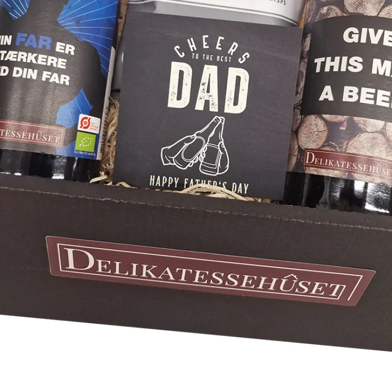 Fars dag gave 2026 - gavekasse med to øl, chips og chokolade