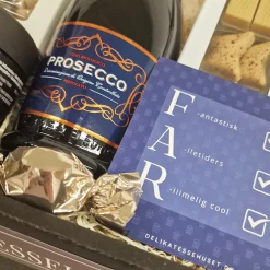 Fars dag gave med Prosecco-bobler, chokolade og lakrids
