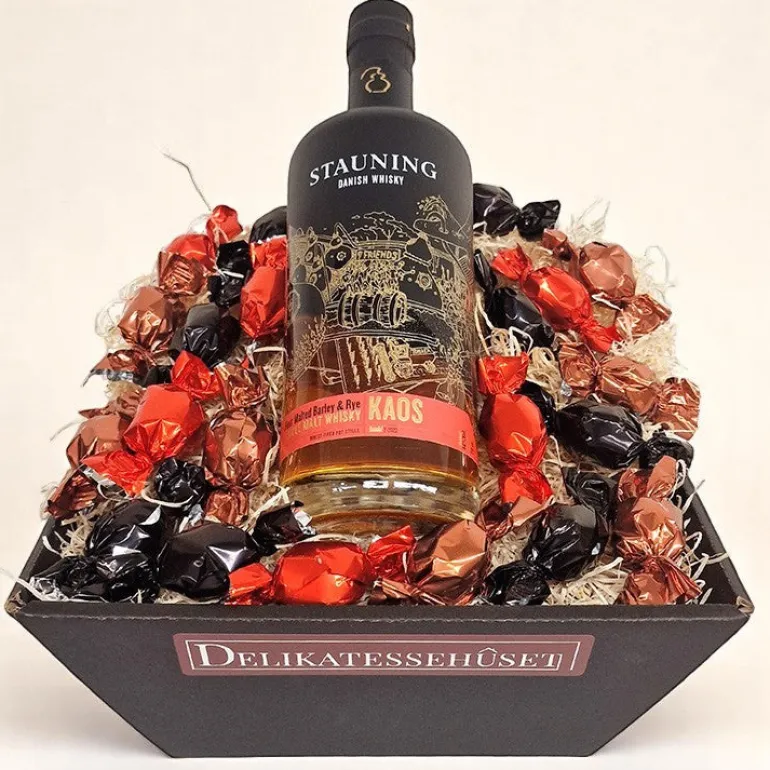 Flot Gavekurv med Stauning Whisky KAOS & chokolade