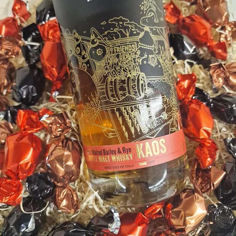 Flot Gavekurv med Stauning Whisky KAOS & chokolade