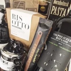 Gavekurv - eksklusiv gave med Black Barrel, Solepasso og lækre delikatesser