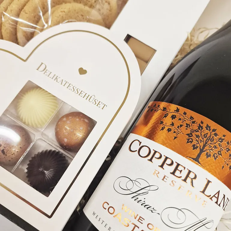 Gavekurv - elegant gave med fyldig rødvin, chokolade, lakrids og småkager
