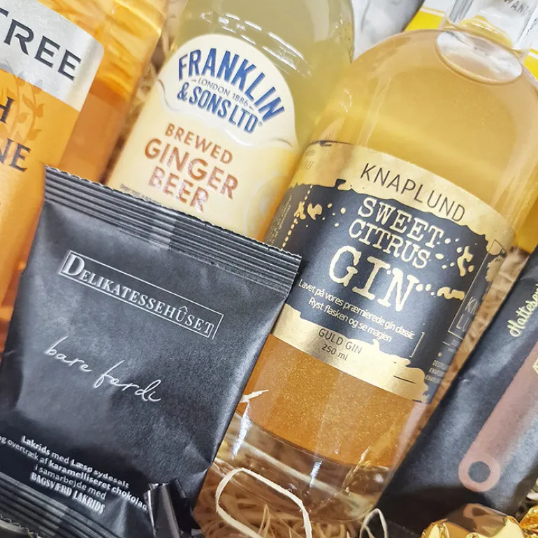 Gavekurv - Flot guld kurv m. Knaplunds glimmer gin, tonicvand og snacks