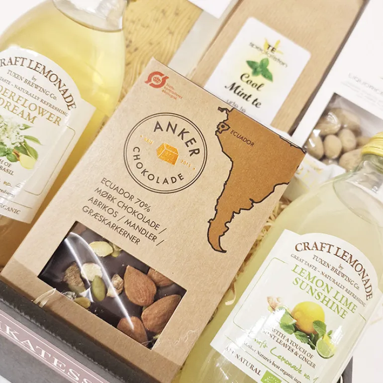 Gavekurv - økologisk gavekurv med to lemonader, chokolade og te
