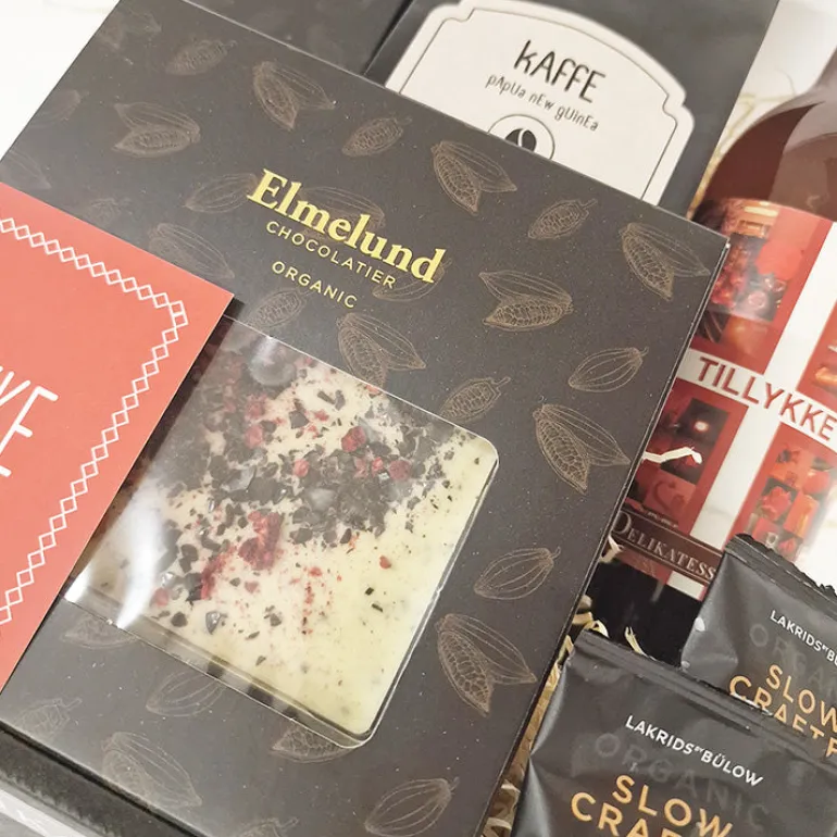 Gavekurv - økologisk 'tillykke' gave med kaffe, øl og chokolade
