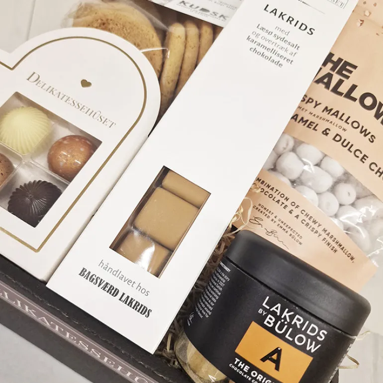 Gavekurv - med chokolade, lakrids og småkager