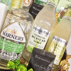 Gavekurv med hyldeblomst gin, tonic og krydrede delikatesser
