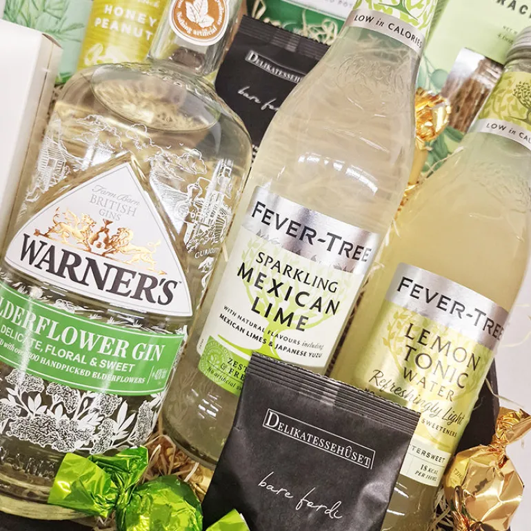 Gavekurv med hyldeblomst gin, tonic og krydrede delikatesser