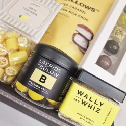 Gavekurv med lakrids, chokolade, vingummi & skumfiduser