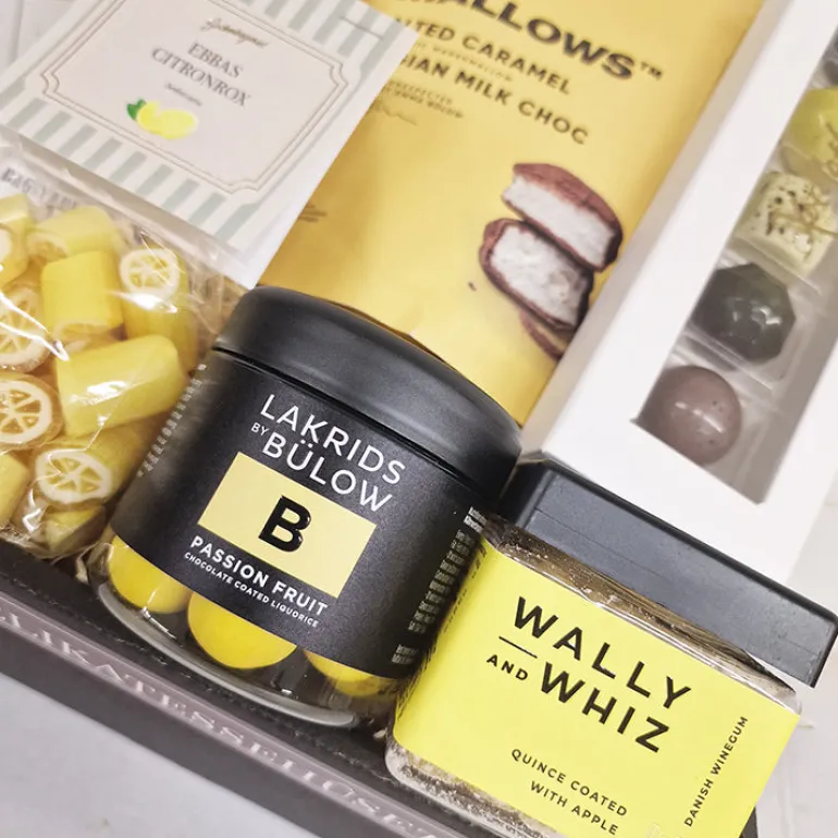 Gavekurv med lakrids, chokolade, vingummi & skumfiduser