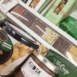 Gavekurv med rødvin, chokolade og delikatesser
