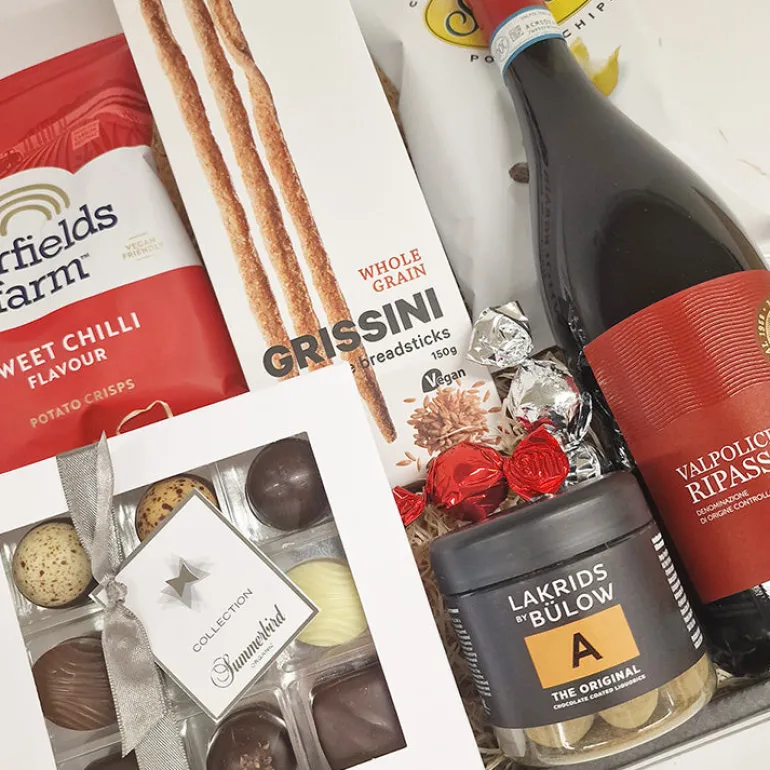 Gavekurv - med rødvin, Summerbird chokolade og Lakrids by Bülow