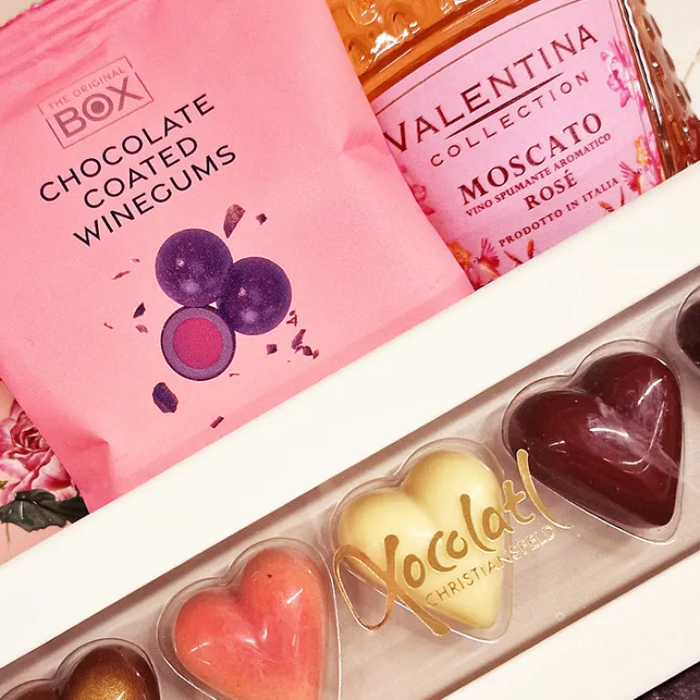 Gavekurv med rosé, chokolade, te og vingummi