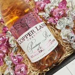 Gavekurv med rosévin og chokoladekugler