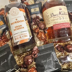 Gavekurv - med to flasker fyldig mørk spirit drinks, lakrids og chokolade