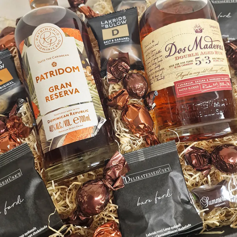 Gavekurv - med to flasker fyldig mørk spirit drinks, lakrids og chokolade