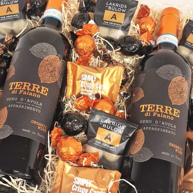 Gavekurv - med to flasker italiensk rødvin og luksus chokolade