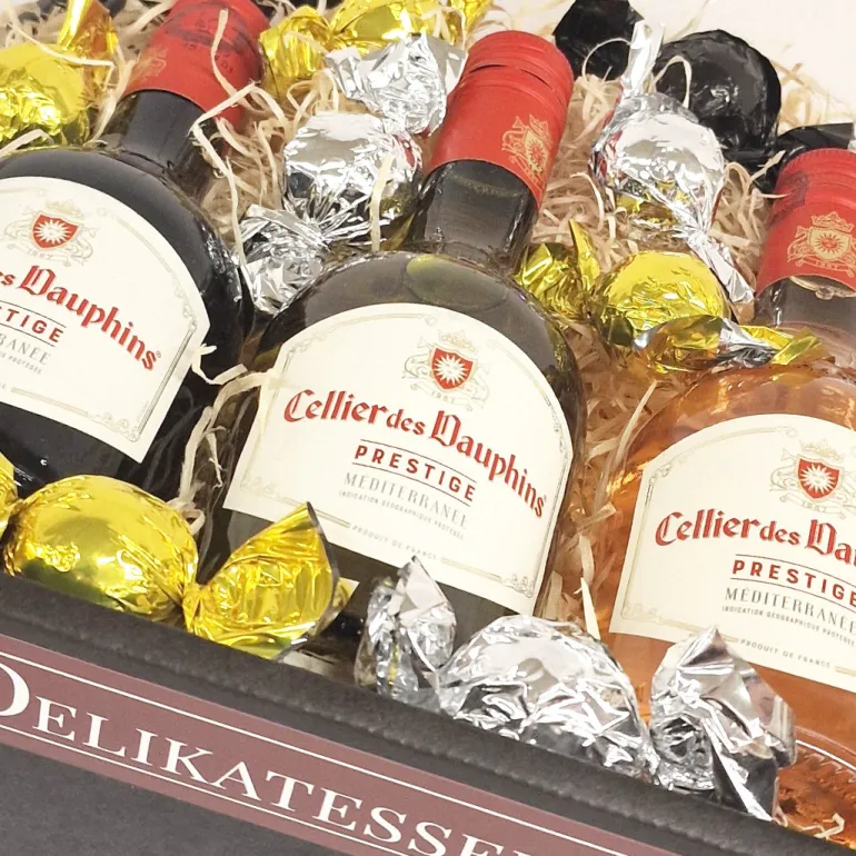 Gavekurv med tre små flasker fransk vin