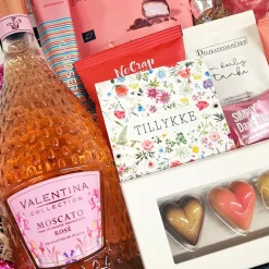 Gavekurv - ønsk 'TILLYKKE' med sparkling Rosé og søde lækkerier