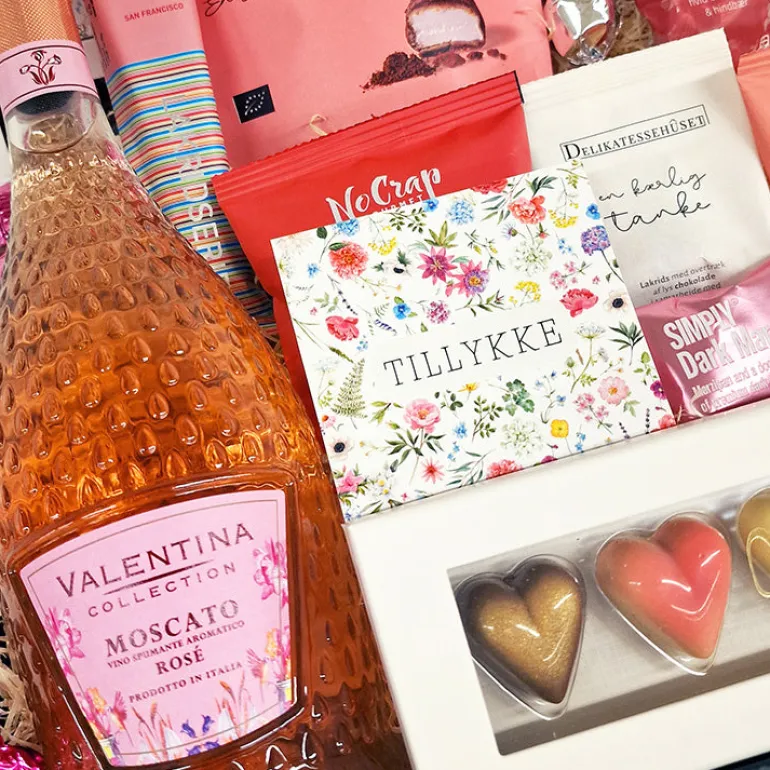 Gavekurv - ønsk 'TILLYKKE' med sparkling Rosé og søde lækkerier