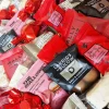 Gavekurv - Perfekt rød dele-kurv med chokolade, lakrids, skum og nougat