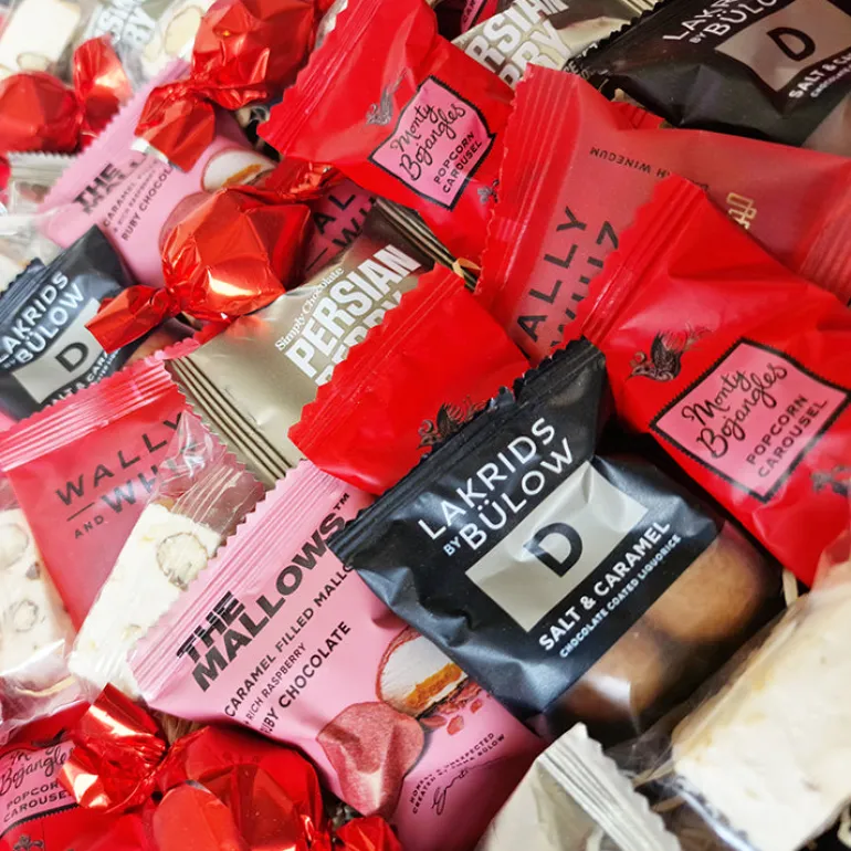 Gavekurv - Perfekt rød dele-kurv med chokolade, lakrids, skum og nougat