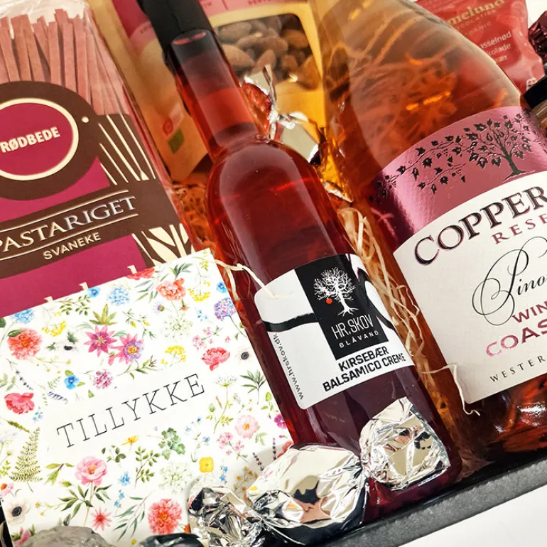Gavekurv - sig 'Tillykke' med sydafrikansk Rosé og danske specialiteter