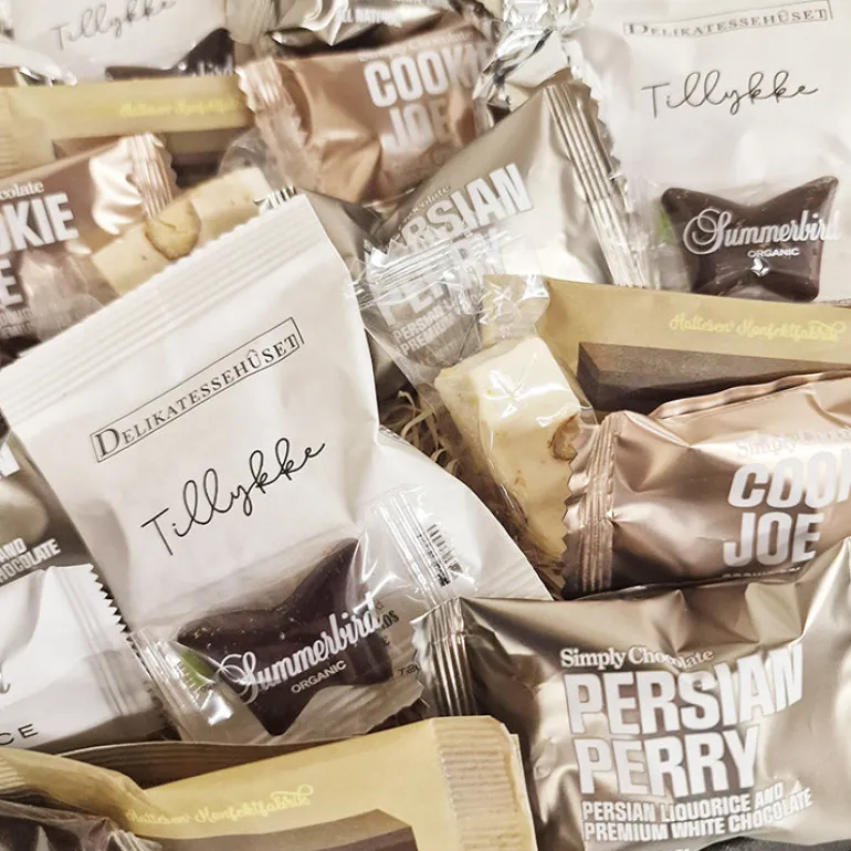 Gavekurv - sølvfarvet 'tillykke' kurv med chokolade, lakrids og nougat