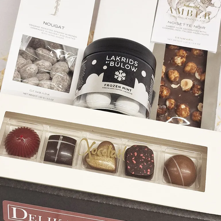 Gavekurv - snehvid julekurv med lækkert fra Summerbird, Lakrids by Bülow og Xocolatl