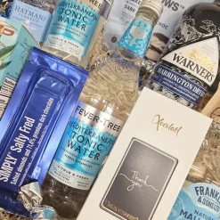 Gavekurv - stor 'thank you' gin & tonic kurv m. gin, tonicvand og en masse lækkerier