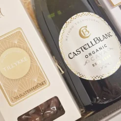 Gavekurv - 'TILLYKKE' gave med mousserende vin & chokolade