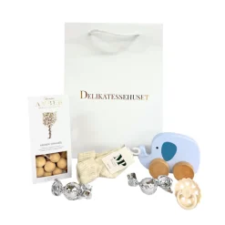 Gavepose - Blå barselsgave med chokolade og babyfavoritter