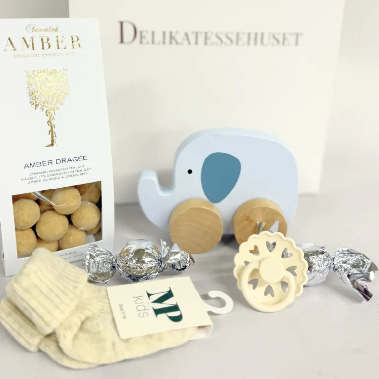 Gavepose - Blå barselsgave med chokolade og babyfavoritter