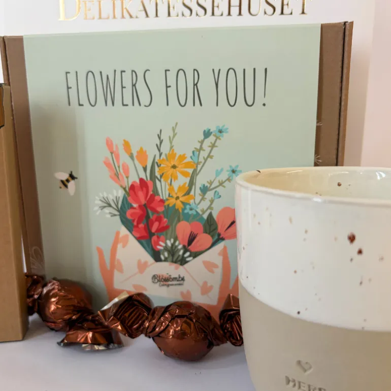 Gavepose - til hende med et smukt krus, blomsterfrø og chokolade