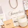 Gavepose til Mors dag med Summerbird Amber-chokolade og en 'Mama' kaffekop