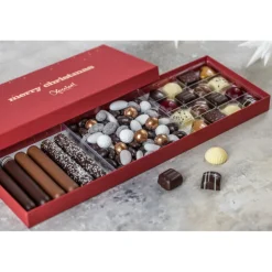 Gaveæske med fyldte chokolader og marcipanbarer