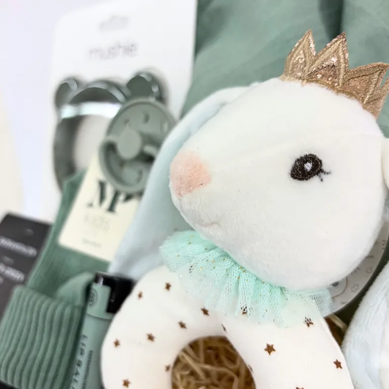 Grøn gavekurv med forkælelse til baby og mor