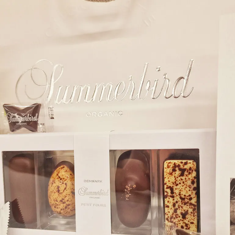 It began with a Summerbird - gavepose med chokolade fra Summerbird