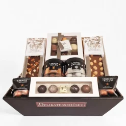 Julekurv - stor gavekurv med lækkert fra Summerbird, Lakrids by Bülow og Xocolatl
