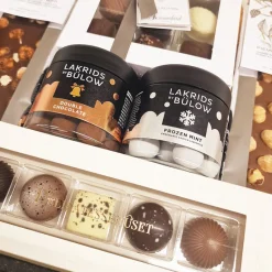 Julekurv - stor gavekurv med lækkert fra Summerbird, Lakrids by Bülow og Xocolatl
