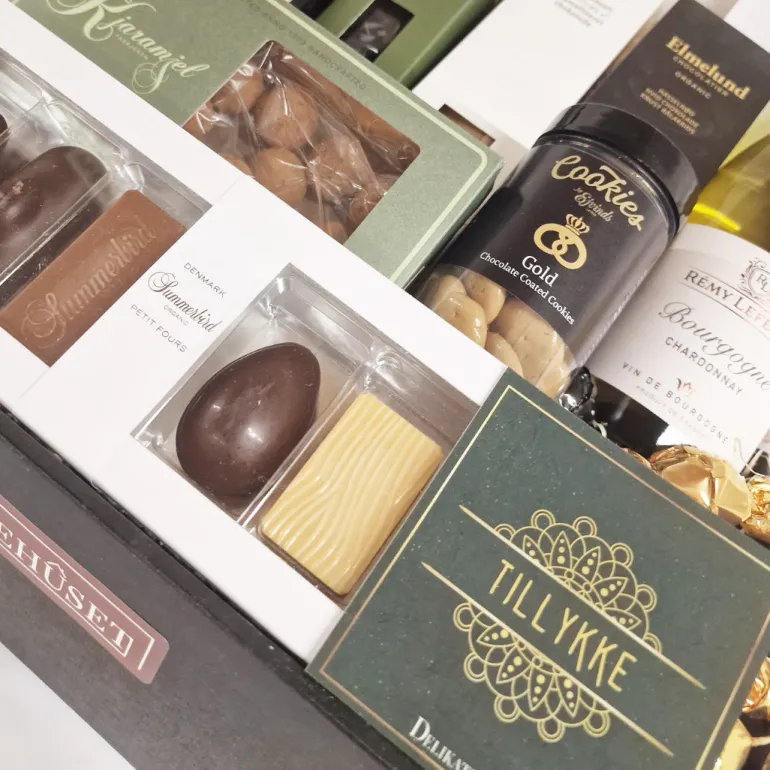 Kæmpe 'tillykke' gavekurv med 1.klasses vin og chokolade