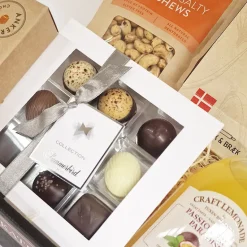 Økologisk gavekurv med sprøde knækbrød, chokolade og lemonade