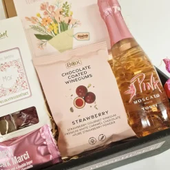 Mors dag gave med blomsterfrø, rosébobler og vingummi