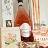 Mors dag gave med rosévin og delikatesser